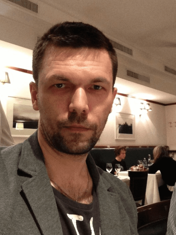 Анатолий Кирсантов смотрит в камеру